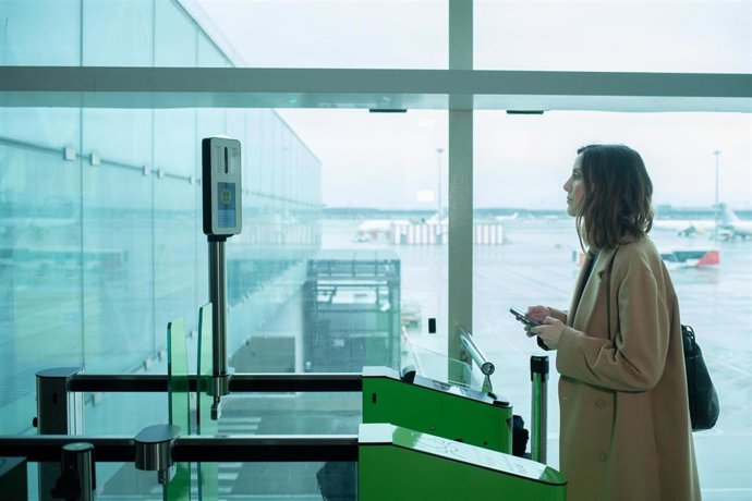 Bruxelles défend la fluidité du contrôle numérisé aux frontières malgré les plaintes des aéroports et des aéroports