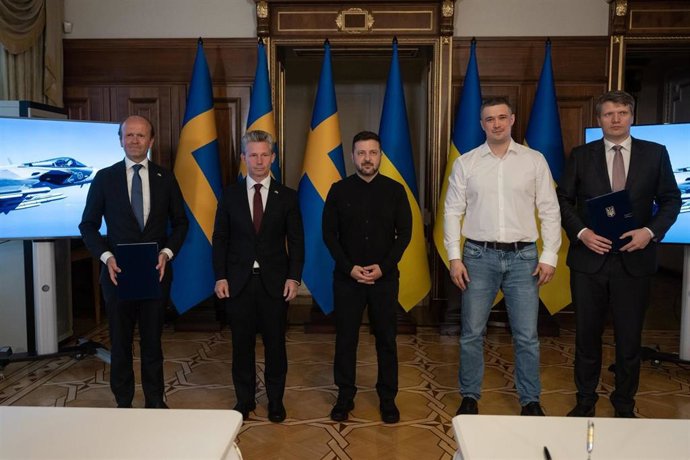 La Suède et l'Ukraine signent un accord pour l'achat de 16 avions de combat