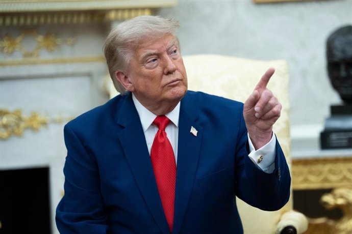 Trump annonce des augmentations de droits de douane pour l'UE en cas de nouvelles amendes imposées aux entreprises américaines : « elles paieront cher »