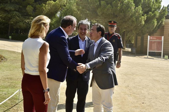 Albares, Espadaler et Gay visitent la construction des nouveaux bureaux de Casa Asia à Barcelone
