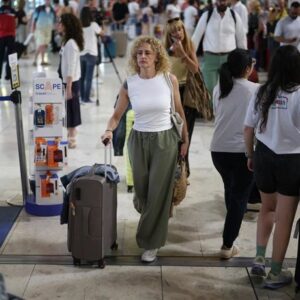 Bagages à main, indemnisations et retards de vols : tout ce qui change avec la nouvelle loi européenne sur les passagers aériens
