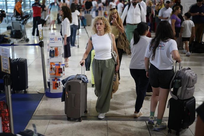 Bagages à main, indemnisations et retards de vols : tout ce qui change avec la nouvelle loi européenne sur les passagers aériens