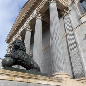 Le PP accuse le gouvernement de transformer l'Espagne en un « distributeur de papier » avec la régularisation et le PSOE déclare : « C'est un progrès »