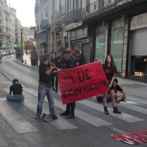 Procès en septembre à Grenade de trois militants pour le climat restés collés sur l'asphalte lors du sommet européen de 2023