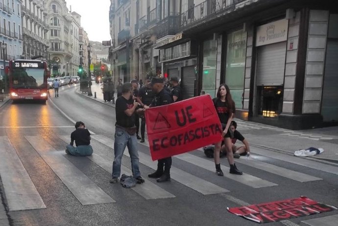 Procès en septembre à Grenade de trois militants pour le climat restés collés sur l'asphalte lors du sommet européen de 2023