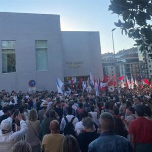 Des centaines de personnes empêchent la célébration d'un événement Vox à Santiago : « Vox n'existe pas ici »