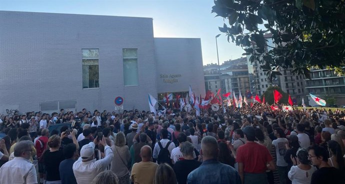 Des centaines de personnes empêchent la célébration d'un événement Vox à Santiago : « Vox n'existe pas ici »