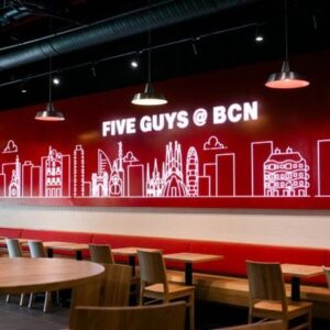 Five Guys ouvre son premier restaurant dans un aéroport de l'Union européenne à Barcelone