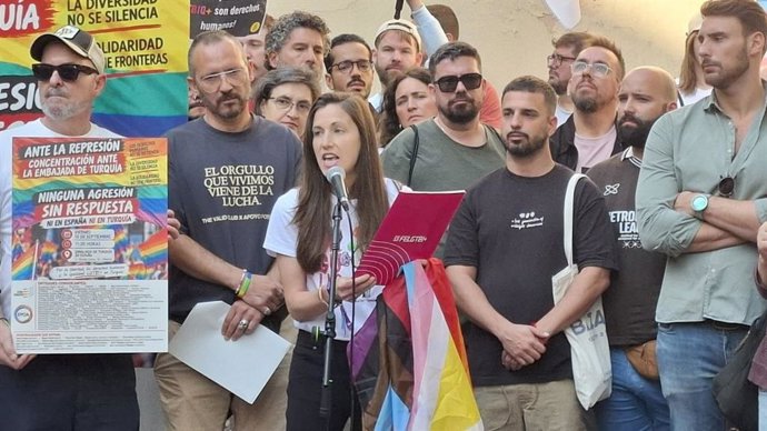 Les organisations LGTBI+ exigent devant l'ambassade de Turquie à Madrid la libération des personnes détenues lors des descentes de police