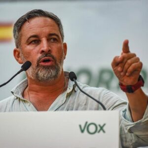 Abascal accuse Sánchez de « trahison » pour le « non » espagnol au règlement européen visant à accélérer le retour des migrants