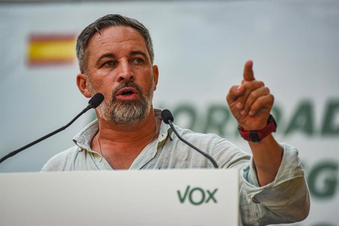 Abascal accuse Sánchez de « trahison » pour le « non » espagnol au règlement européen visant à accélérer le retour des migrants
