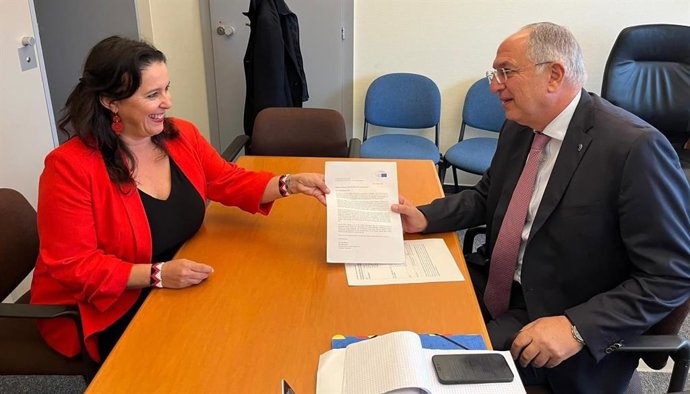 Ana Miranda fait part de son inquiétude au Commissaire concernant l'absence de renouvellement de l'accord avec la Mauritanie