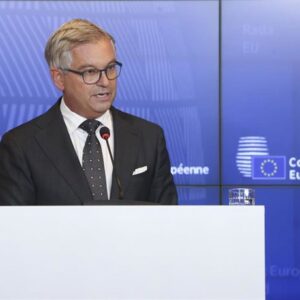 Bruxelles demande aux dirigeants des conseils sur un cadre d'urgence permettant de suspendre le droit d'asile